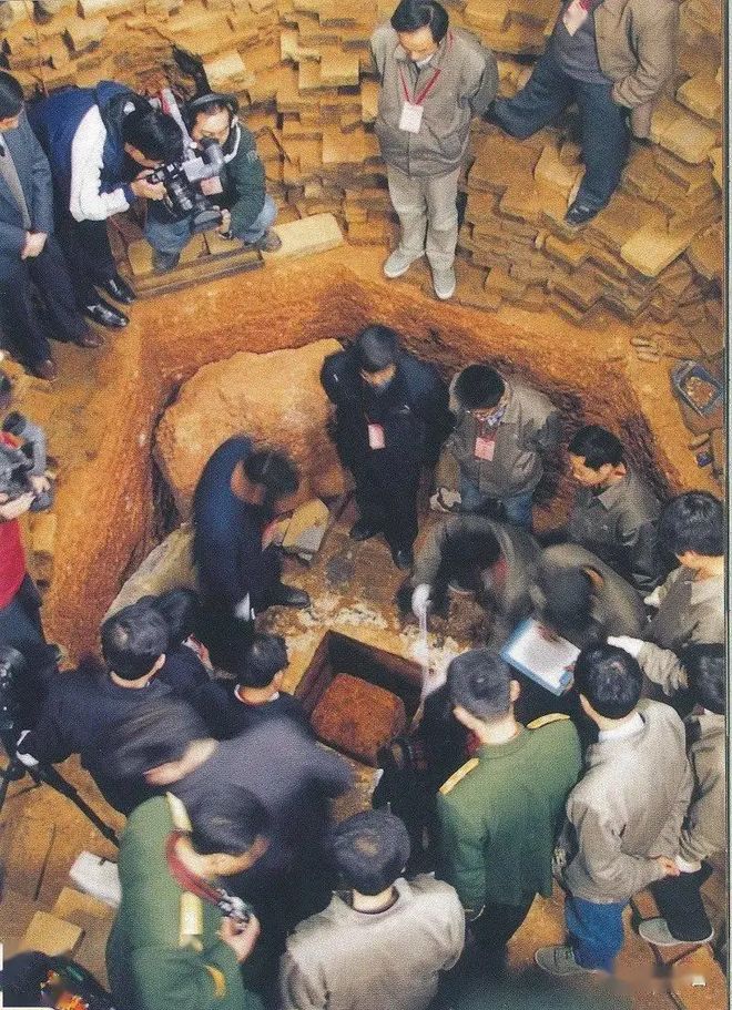 塌隐藏千年的秘密浮出水面比传说更吸引人pg模拟器试玩1924年雷峰塔轰然倒(图2)